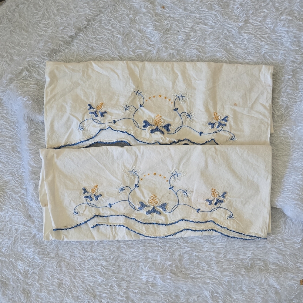 Source Unknown Cream and Blue Floral Embroidered‎ Sheets